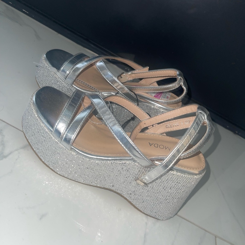 Moda Silver Platform Sandals with Criss-Cross Straps
